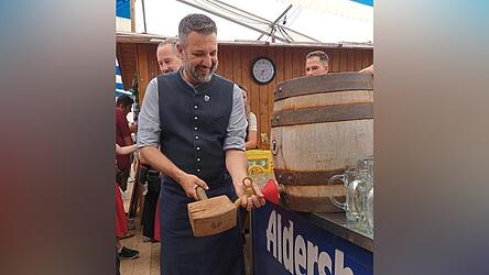 B&uuml;rgermeister Markus Aichner zapfte erstmals konzentriert und gekonnt mit drei Schl&auml;gen das erste Fass Festbier an.