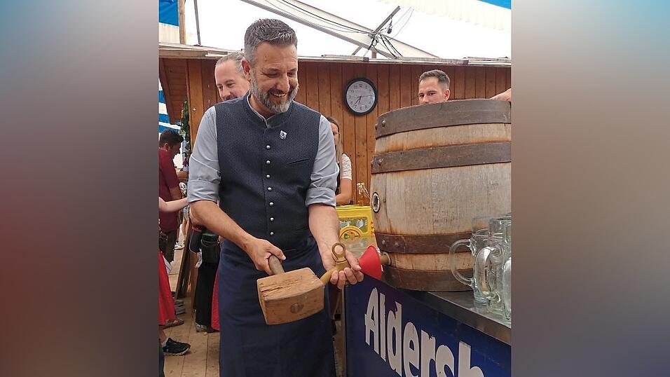 B&uuml;rgermeister Markus Aichner zapfte erstmals konzentriert und gekonnt mit drei Schl&auml;gen das erste Fass Festbier an.