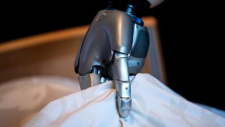Roboter sollen Lücken im Arbeitsmarkt schließen, fordert die CSU im Bundestag. In Trainingszentren sollen Roboter etwa das Falten von Stoff oder das Zusammenstecken kleiner Teile lernen. Roboter sollen Lücken im Arbeitsmarkt schließen, fordert die CSU im Bundestag. In Trainingszentren sollen Roboter etwa das Falten von Stoff oder das Zusammenstecken kleiner Teile lernen.