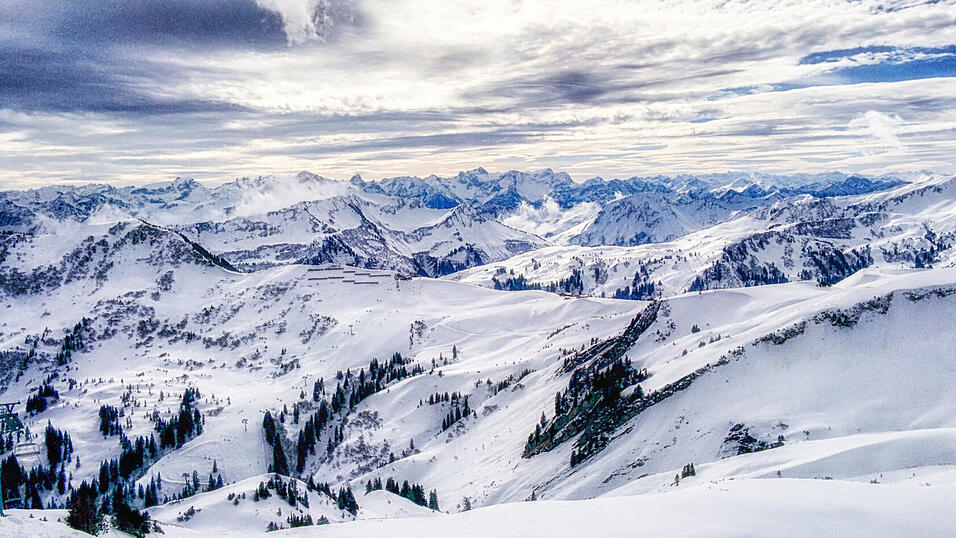 In den &ouml;sterreichischen Alpen hat einen Lawine mehrere Sportler mitgerissen. (Symbolbild)