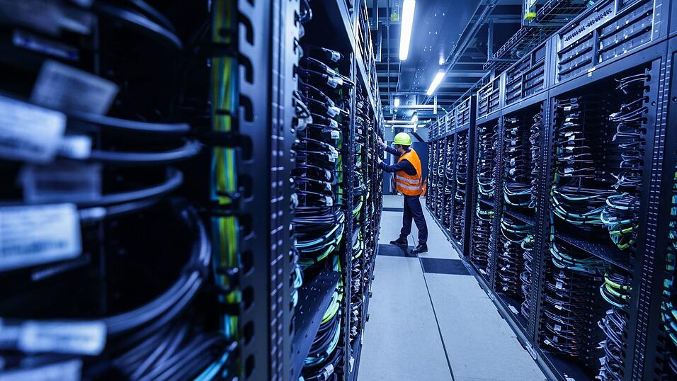 Der Supercomputer «Jupiter» im Forschungszentrum Jülich ist von Bundeskanzler Friedrich Merz und NRW-Ministerpräsident Hendrik Wüst offiziell in Betrieb genommen worden (Archivbild). Der Supercomputer «Jupiter» im Forschungszentrum Jülich ist von Bundeskanzler Friedrich Merz und NRW-Ministerpräsident Hendrik Wüst offiziell in Betrieb genommen worden (Archivbild).