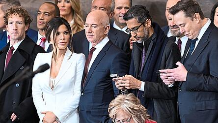 Stelldichein der reichsten Männer der Welt bei der Amtseinführung von US-Präsident Donald Trump im Januar (v.l.): Meta-Chef Mark Zuckerberg, Amazon-Gründer Jeff Bezos mit seiner Frau Lauren, Google-CEO Sundar Pichai und Tesla-Chef Elon Musk. Stelldichein der reichsten Männer der Welt bei der Amtseinführung von US-Präsident Donald Trump im Januar (v.l.): Meta-Chef Mark Zuckerberg, Amazon-Gründer Jeff Bezos mit seiner Frau Lauren, Google-CEO Sundar Pichai und Tesla-Chef Elon Musk.