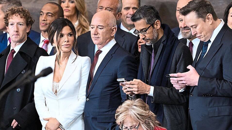Stelldichein der reichsten Männer der Welt bei der Amtseinführung von US-Präsident Donald Trump im Januar (v.l.): Meta-Chef Mark Zuckerberg, Amazon-Gründer Jeff Bezos mit seiner Frau Lauren, Google-CEO Sundar Pichai und Tesla-Chef Elon Musk. Stelldichein der reichsten Männer der Welt bei der Amtseinführung von US-Präsident Donald Trump im Januar (v.l.): Meta-Chef Mark Zuckerberg, Amazon-Gründer Jeff Bezos mit seiner Frau Lauren, Google-CEO Sundar Pichai und Tesla-Chef Elon Musk.