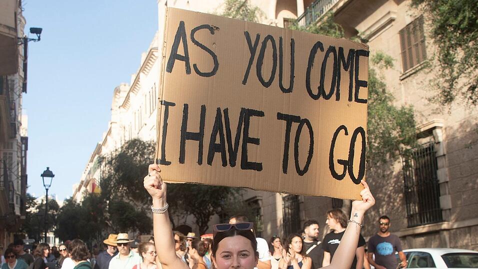 In den vergangenen Jahren hat es auf Mallorca bereits mehrere Demos gegen Massentourismus gegeben. (Archivbild) In den vergangenen Jahren hat es auf Mallorca bereits mehrere Demos gegen Massentourismus gegeben. (Archivbild)