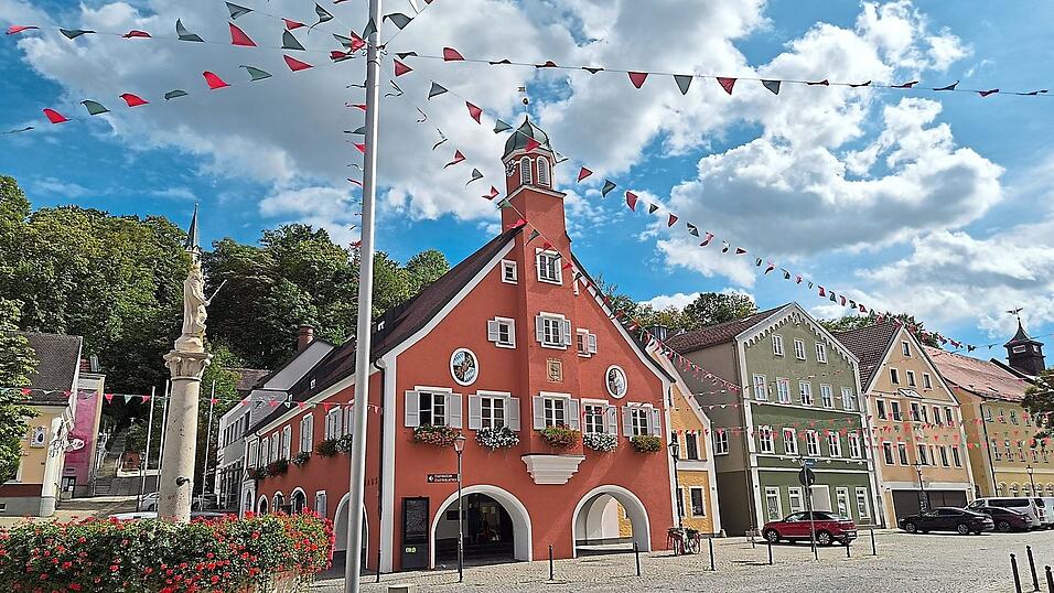 Aus dem Rathaus kommt der Impuls für eine Zukunftsstrategie der Stadt, die bis zum Jahre 2040 den Weg der Entwicklung vorgeben soll. Aus dem Rathaus kommt der Impuls für eine Zukunftsstrategie der Stadt, die bis zum Jahre 2040 den Weg der Entwicklung vorgeben soll.
