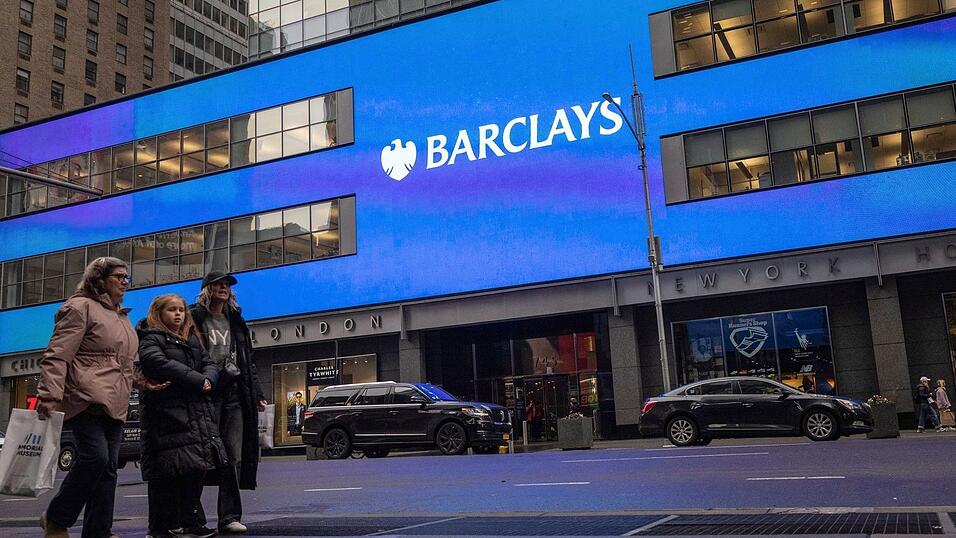 Die britische Großbank Barclays baut nach Investitionen in KI-Technologie 5000 Stellen ab. Die britische Großbank Barclays baut nach Investitionen in KI-Technologie 5000 Stellen ab.