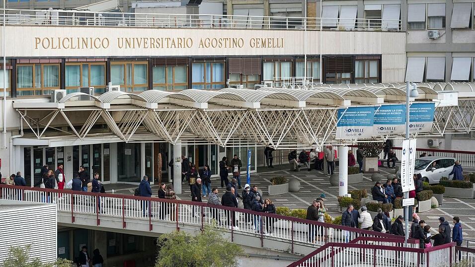 Papst Franziskus muss länger im Gemelli-Krankenhaus bleiben.