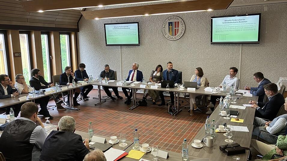 Eine politisch hochkarätig besetzte Runde, an der auch Behördenvertreter sowie namhafte Verkehrsplaner teilnahmen, beschäftigte sich am Freitagnachmittag im Sitzungssaal des Schweitenkirchener Rathauses mit der Zukunft des Verkehrsprojekts Schnellbuslinie X610 Mainburg-Garching-Höchbrück. Eine politisch hochkarätig besetzte Runde, an der auch Behördenvertreter sowie namhafte Verkehrsplaner teilnahmen, beschäftigte sich am Freitagnachmittag im Sitzungssaal des Schweitenkirchener Rathauses mit der Zukunft des Verkehrsprojekts Schnellbuslinie X610 Mainburg-Garching-Höchbrück.