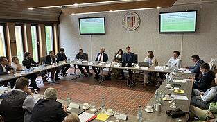 Eine politisch hochkarätig besetzte Runde, an der auch Behördenvertreter sowie namhafte Verkehrsplaner teilnahmen, beschäftigte sich am Freitagnachmittag im Sitzungssaal des Schweitenkirchener Rathauses mit der Zukunft des Verkehrsprojekts Schnellbuslinie X610 Mainburg-Garching-Höchbrück.