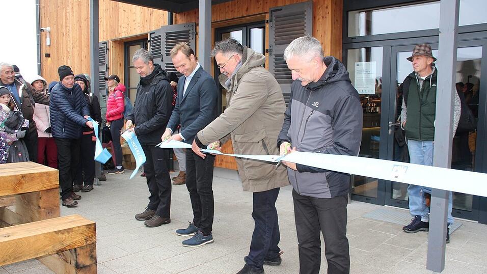 Mit der Durchtrennung eines Bandes wurde die neue Berghütte am Cerchov offiziell ihrer Bestimmung übergeben. Mit der Durchtrennung eines Bandes wurde die neue Berghütte am Cerchov offiziell ihrer Bestimmung übergeben.