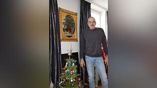 G&uuml;nther Karl hat einen Onlineshop f&uuml;r Antikes - darunter Christbaumschmuck, Jugendstil-Glas und Gem&auml;lde.