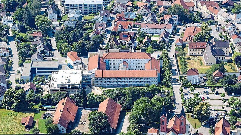 Gemäß der Klinikfusion von Stadt und Landkreis Landshut gibt es auch für den Standort Vilsbiburg eine Bestandsgarantie. Doch die beinhaltet keine angebotenen Leistungen. Gemäß der Klinikfusion von Stadt und Landkreis Landshut gibt es auch für den Standort Vilsbiburg eine Bestandsgarantie. Doch die beinhaltet keine angebotenen Leistungen.