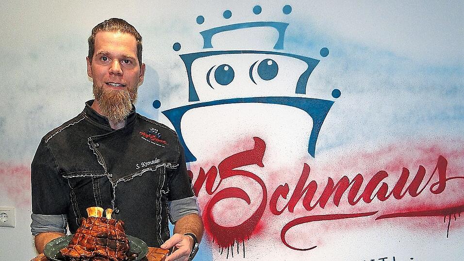 Die Schweinshaxe ist komplett aus Fondant modelliert und mit der Farbgestaltung einer echten Haxe nachgeahmt. Die Schweinshaxe ist komplett aus Fondant modelliert und mit der Farbgestaltung einer echten Haxe nachgeahmt.