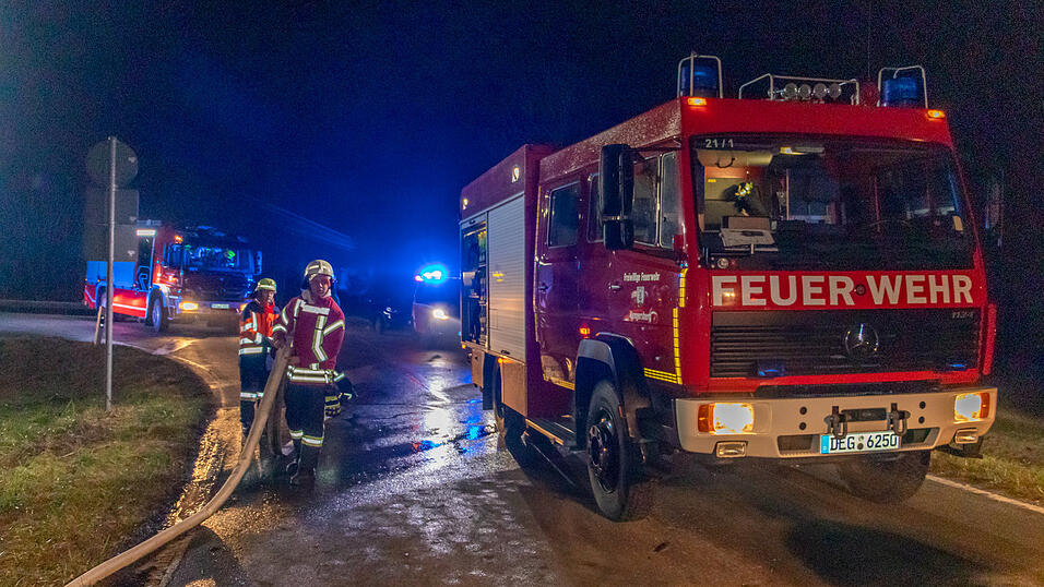 Am sp&auml;ten Dienstagabend brannte bei Hengersberg ein Lastwagen.