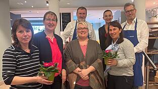 Die Beteiligten mit Schriftstellerin Angela Bach (3. v. l.)