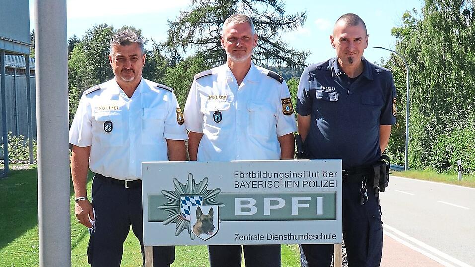 ZDHS-Leiter Armin Fütterer (Mitte) mit seinem Stellvertreter Thomas Königsbauer (links) mit Malinois Eddy und Hundeführer Volker Herdam mit Cocker Spaniel Chip ZDHS-Leiter Armin Fütterer (Mitte) mit seinem Stellvertreter Thomas Königsbauer (links) mit Malinois Eddy und Hundeführer Volker Herdam mit Cocker Spaniel Chip