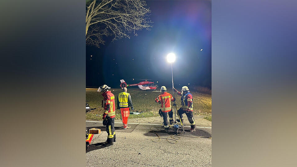 Ein schwerer Unfall zwischen Attenkirchenn und Au rief die Feuerwehren auf den Plan.