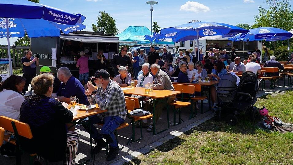 Zahlreiche Fichtheimer versammelten sich am Dorfplatz. Zahlreiche Fichtheimer versammelten sich am Dorfplatz.