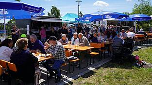 Zahlreiche Fichtheimer versammelten sich am Dorfplatz. Zahlreiche Fichtheimer versammelten sich am Dorfplatz.