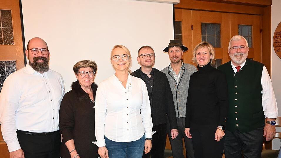 3. Bürgermeister und stellvertretender Landesvorsitzender Bayernbund Sebastian Langwieser, Bezirksrätin Hannelore Langwieser, Vorsitzende Monika Kaltner, Niklas Hilber, Peter Wimmer, Mdl Petra Högl und Landesvorsitzender Sebastian Friesinger. 3. Bürgermeister und stellvertretender Landesvorsitzender Bayernbund Sebastian Langwieser, Bezirksrätin Hannelore Langwieser, Vorsitzende Monika Kaltner, Niklas Hilber, Peter Wimmer, Mdl Petra Högl und Landesvorsitzender Sebastian Friesinger.