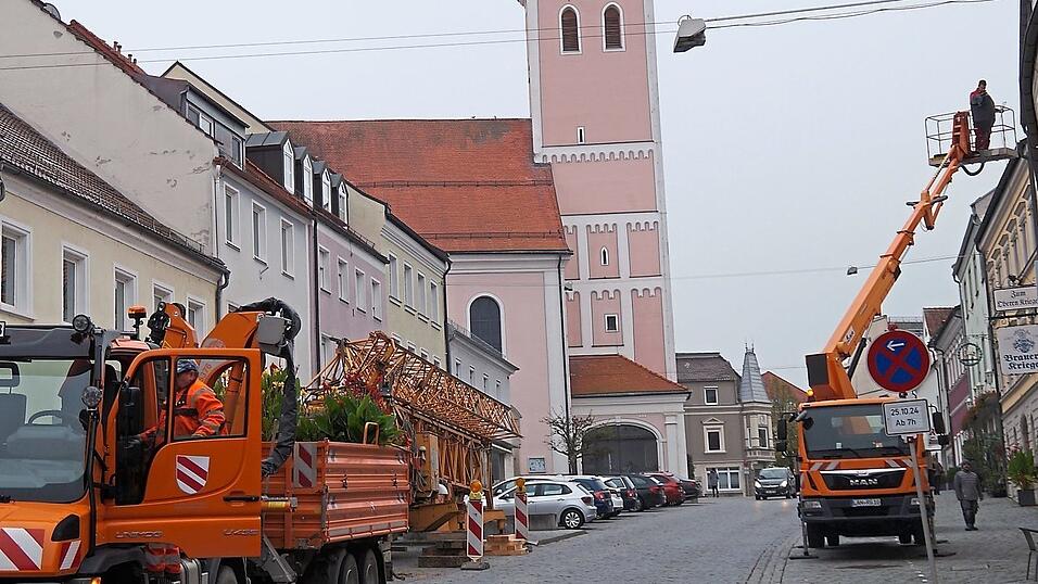 Zu zweit ist das Stahlseil für die Straßenbeleuchtung am Freitag abmontiert worden.