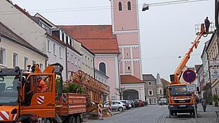 Zu zweit ist das Stahlseil für die Straßenbeleuchtung am Freitag abmontiert worden.