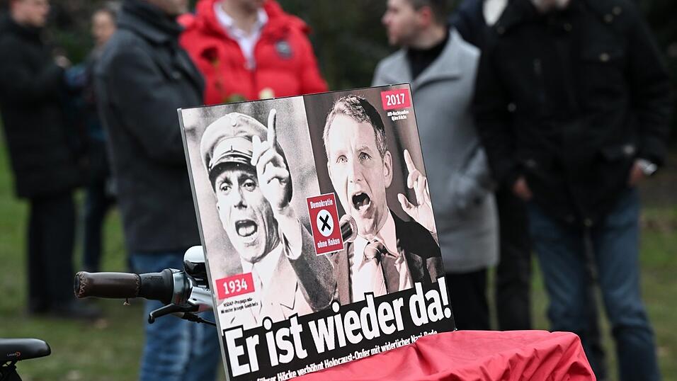 Nach dem Angriff auf eine Kindergartengruppe in Aschaffenburg, bei der ein Kind und 41-Jahre alter Mann starben, werden verst&auml;rkt Forderungen nach einer h&auml;rteren Migrationspolitik laut. Bei einer Gedenkveranstaltung nahe des Tatorts gibt es jedoch auch Proteste gegen die AfD.