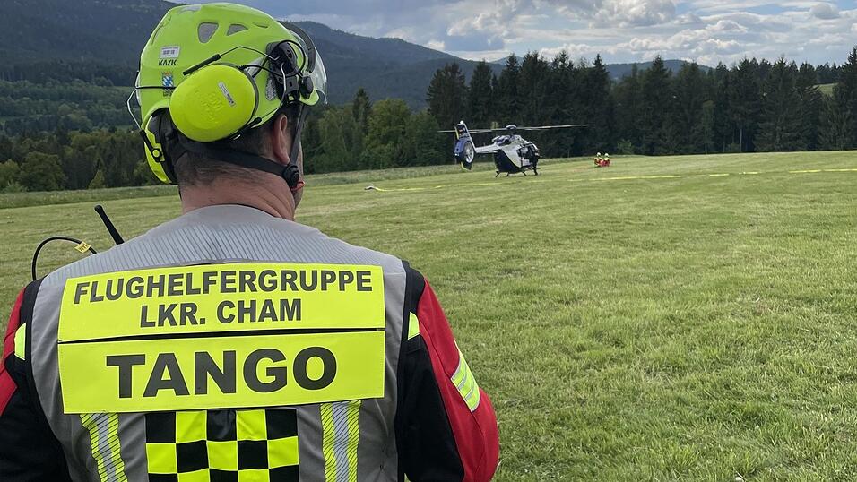 Zur Erkunden des schwer zug&auml;nglichen Gebietes am Osser waren zwei Polizeihubschrauber vor Ort.