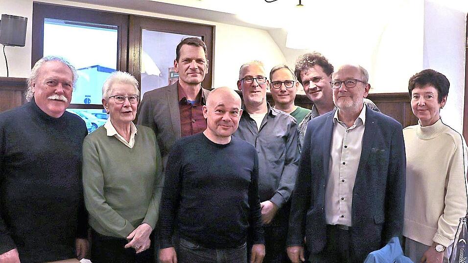 Der Vorstand des Mietervereins Landshut um seinen Vorsitzenden Josef Biersack (Zweiter von rechts) und Oliver Wunsch (Dritter von links) mit einigen Geehrten.