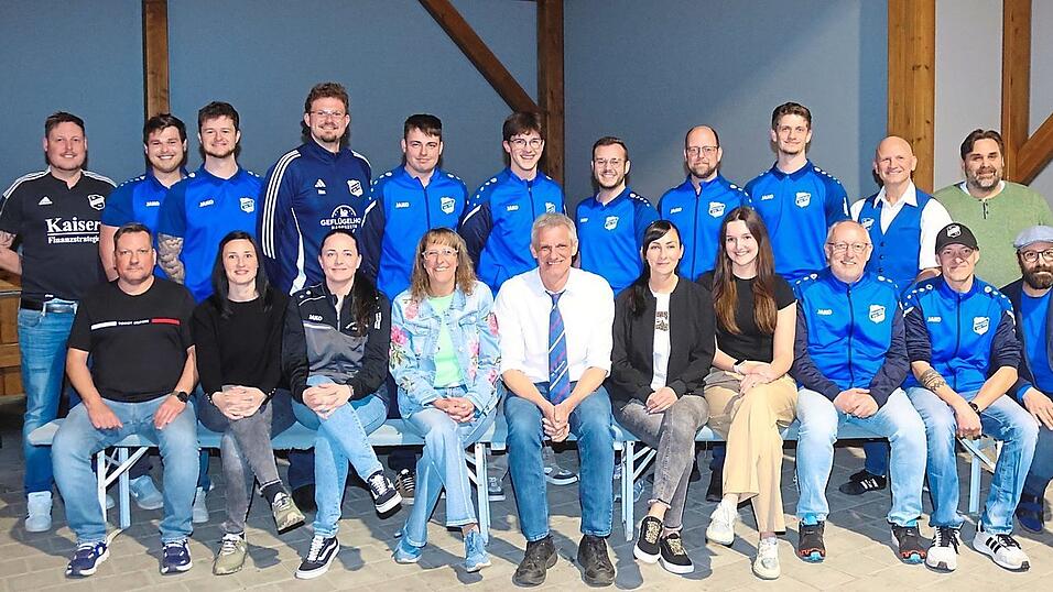 Dank der engagierten Arbeit im Nachwuchs- und Seniorenbereich steht dem SV Mitterkreith eine vielversprechende Zukunft bevor. Die F&uuml;hrungsriege mit Markus Schmidbauer an der Spitze freut sich darauf.