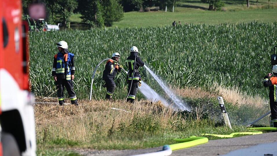 Die Feuerwehr war außerdem mit dem Löschen eines Feldes beschäftigt. Die Feuerwehr war außerdem mit dem Löschen eines Feldes beschäftigt.