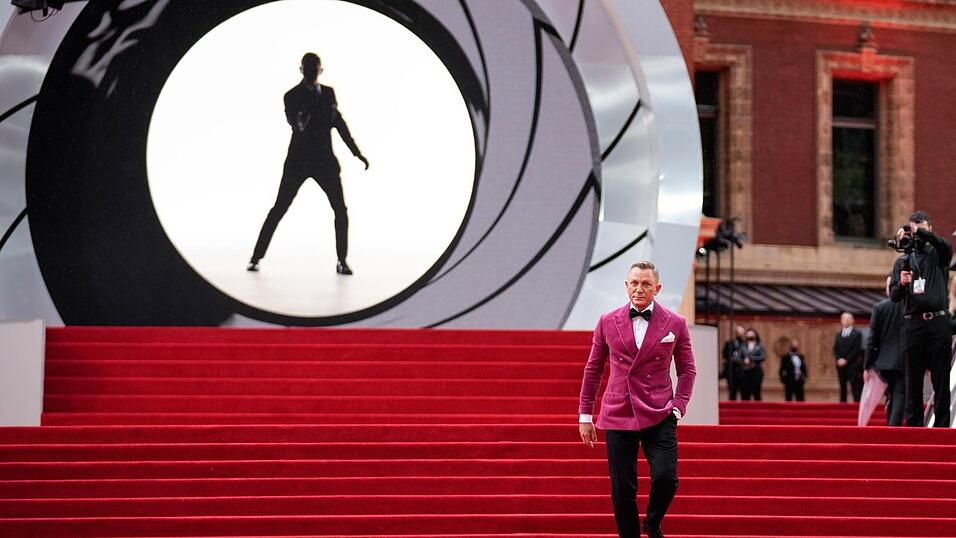 Daniel Craig und seine Vorgänger Pierce Brosnan und Timothy Dalton wurden von Debbie McWilliams gecastet. Daniel Craig und seine Vorgänger Pierce Brosnan und Timothy Dalton wurden von Debbie McWilliams gecastet.