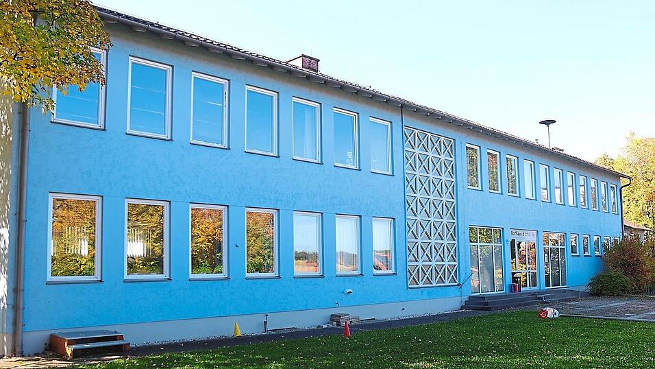 Fenster tauschen, Wärmebrücken beseitigen, Heizung erneuern, Photovoltaikanlage installieren. Für eine umfassende energetische Sanierung des Obertrübenbacher Dorfhauses gibt es aktuell keine Gesamtförderung. Entstehen sollen zudem sieben bis zehn provisorische Parkplätze. Fenster tauschen, Wärmebrücken beseitigen, Heizung erneuern, Photovoltaikanlage installieren. Für eine umfassende energetische Sanierung des Obertrübenbacher Dorfhauses gibt es aktuell keine Gesamtförderung. Entstehen sollen zudem sieben bis zehn provisorische Parkplätze.