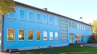 Fenster tauschen, Wärmebrücken beseitigen, Heizung erneuern, Photovoltaikanlage installieren. Für eine umfassende energetische Sanierung des Obertrübenbacher Dorfhauses gibt es aktuell keine Gesamtförderung. Entstehen sollen zudem sieben bis zehn provisorische Parkplätze.