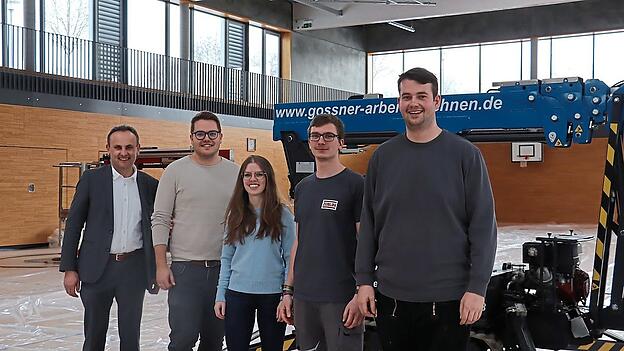 B&uuml;rgermeister Josef Sch&uuml;tz besichtigt mit Bauamtsleiter Daniel Reichl und seiner Kollegin Nicole Lugauer (von links) die Reparaturarbeiten. Mit am Foto sind Thomas Kupferschmid und Lukas Ziegler (von rechts) von der Firma Z&uuml;blin Timber.