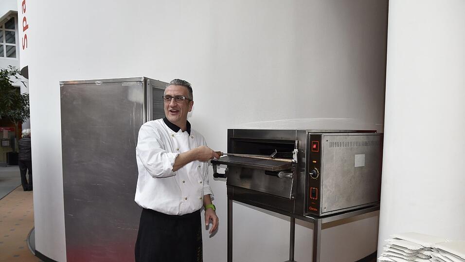 Am unsinnigen Donnerstag stellte die Sparkasse Niederbayern-Mitte ihr neues 'Geschäftsmodell' vor: Die Pizza 'Draghi' Am unsinnigen Donnerstag stellte die Sparkasse Niederbayern-Mitte ihr neues 'Geschäftsmodell' vor: Die Pizza 'Draghi'