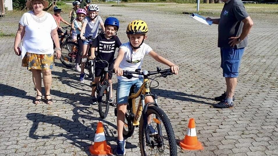 Monika Beham mit Kindern bei 'Ferien mit Pfiff' auf dem Verkehrslehrplatz. Der Veranstalter war die Gebietsverkehrswacht. Monika Beham mit Kindern bei 'Ferien mit Pfiff' auf dem Verkehrslehrplatz. Der Veranstalter war die Gebietsverkehrswacht.