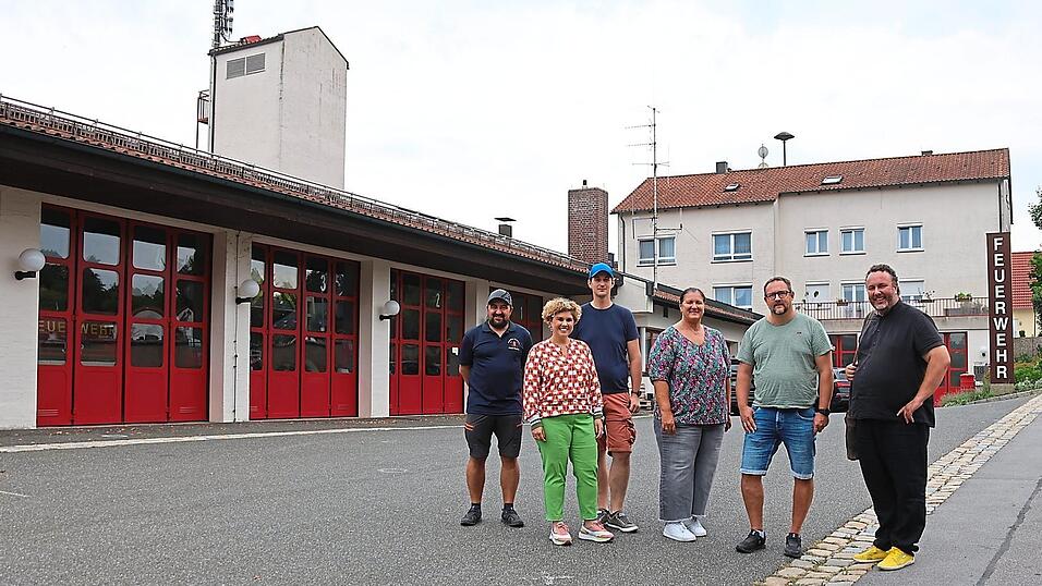 In den kommenden Monaten wird die Wache der Rodinger Feuerwehr mit Technik und Leitungen gr&ouml;&szlig;tenteils aus den 1980er Jahren f&uuml;r die Zukunft umger&uuml;stet. Auf den Baustart freuen sich (von links) zweiter Kommandant Tobias Hartl, B&uuml;rgermeisterin Alexandra Riedl, dritter Kommandant Florian Schweiger, Doris Dobler vom Stadtbauamt, Kommandant Alexander Tag und Architekt Florian Brunner.