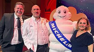 Hotelier Andreas Oswald, Küchenchef Thomas Gerber und seine Frau und gleichzeitig Kollegin, Filiz Gerber (v. l.), bei der Michelin-Stern-Gala in Frankfurt am Main.