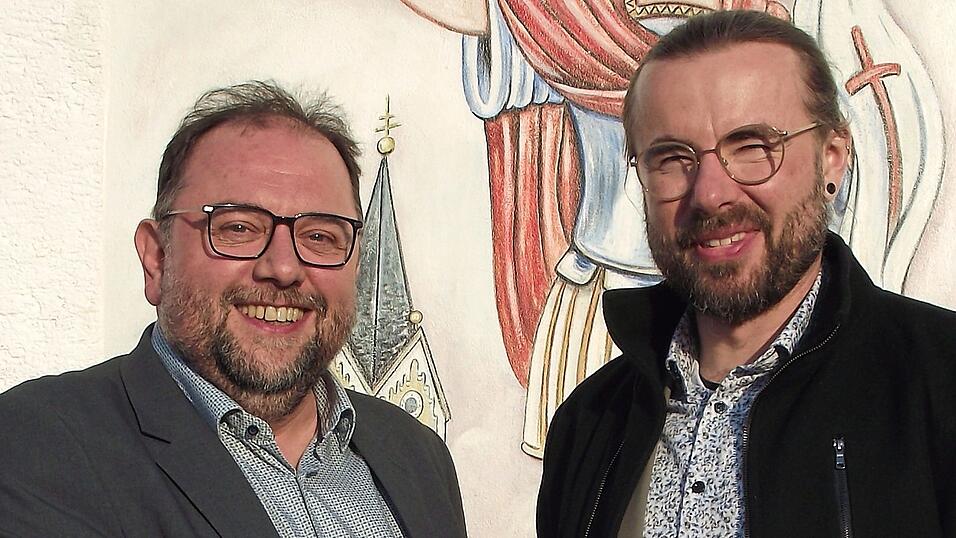 Amtsinhaber Johannes Brunner (r.) gratuliert dem neu gew&auml;hlten Rathaus-Chef Dietmar Pernpeintner.