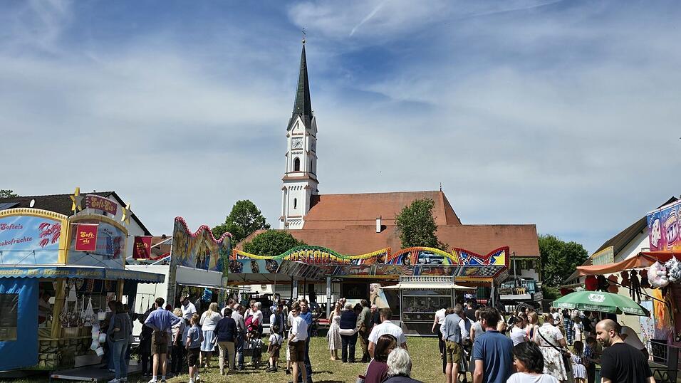 Ein wei&szlig;-blauer Himmel &uuml;ber dem Volksfest und lockte entsprechend viele Besucher in den Ort.