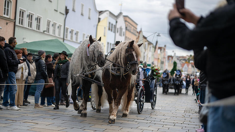 Mitten durch den Warenmarkt am Stadtplatz zogen Pferde und Gespanne. Mitten durch den Warenmarkt am Stadtplatz zogen Pferde und Gespanne.
