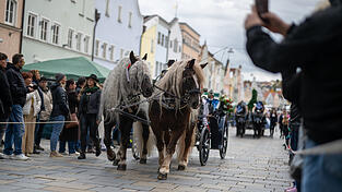Mitten durch den Warenmarkt am Stadtplatz zogen Pferde und Gespanne. Mitten durch den Warenmarkt am Stadtplatz zogen Pferde und Gespanne.