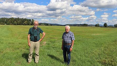 Peter Zach (links) und Alfons Fischer engagieren sich seit den Siebzigern für den Vogelschutz in der Regentalaue. Mit Maßnahmen wie dem Schaffen und Bewässern von künstlichen Mulden konnten sie große Erfolge erzielen. Besonders der Rotschenkel hat sich in den letzten Jahren gut entwickelt. Peter Zach (links) und Alfons Fischer engagieren sich seit den Siebzigern für den Vogelschutz in der Regentalaue. Mit Maßnahmen wie dem Schaffen und Bewässern von künstlichen Mulden konnten sie große Erfolge erzielen. Besonders der Rotschenkel hat sich in den letzten Jahren gut entwickelt.