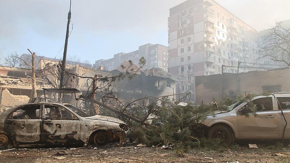 In der westukrainischen Stadt Ternopil sind bei einem russischen Luftangriff viele Menschen getötet und Dutzende verletzt worden. In der westukrainischen Stadt Ternopil sind bei einem russischen Luftangriff viele Menschen getötet und Dutzende verletzt worden.