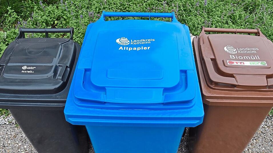 Drei Tonnen haben die Haushalte im Landkreis Kelheim f&uuml;r Restm&uuml;ll, Altpapier und Biom&uuml;ll zur Verf&uuml;gung. Was dort nicht hineinkann, k&ouml;nnen die B&uuml;rger zu den Wertstoffh&ouml;fen und -zentren bringen.
