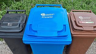 Drei Tonnen haben die Haushalte im Landkreis Kelheim f&uuml;r Restm&uuml;ll, Altpapier und Biom&uuml;ll zur Verf&uuml;gung. Was dort nicht hineinkann, k&ouml;nnen die B&uuml;rger zu den Wertstoffh&ouml;fen und -zentren bringen.