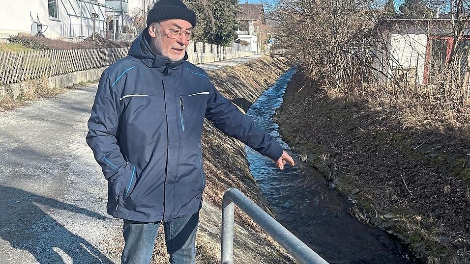 Hans H&uuml;ttinger zeigt auf de Stelle, wo er immer wieder M&uuml;ll findet und wo man nur am Gel&auml;nder gesichert hinuntergelangt.