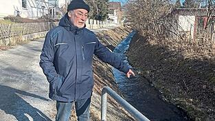 Hans H&uuml;ttinger zeigt auf de Stelle, wo er immer wieder M&uuml;ll findet und wo man nur am Gel&auml;nder gesichert hinuntergelangt.