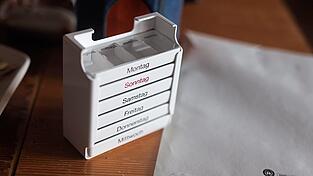 Ambulante Pflegedienste übernehmen viele Aufgaben, etwa die Gabe von Medikamenten. Die Stadt unterstützt die Dienste auf Antrag finanziell bei Investitionen - ab 2026 aber nicht mehr im selben Ausmaß, beschloss der Sozialausschuss. (Symbolfoto)